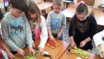 Klasa 1 a poznaje tajniki zdrowego odżywiania w ramach programu edukacyjnego ,, Dobrze jemy ze szkoła na widelcu”, 