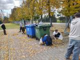 Sprzątanie wokół szkoły., foto nr 2, P. Pawiński
