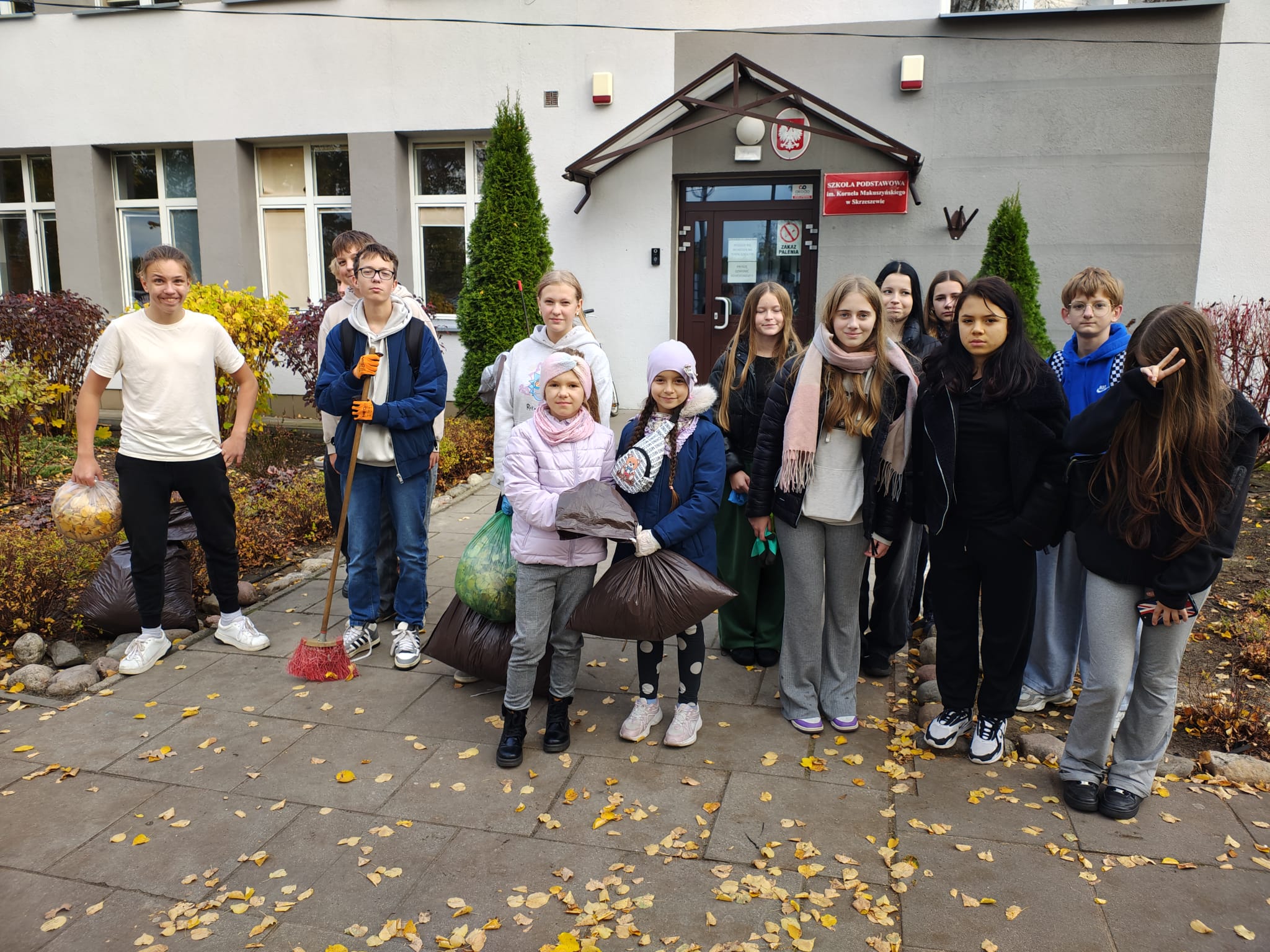 Ikona do artykułu: Sprzątanie terenu wokół szkoły.