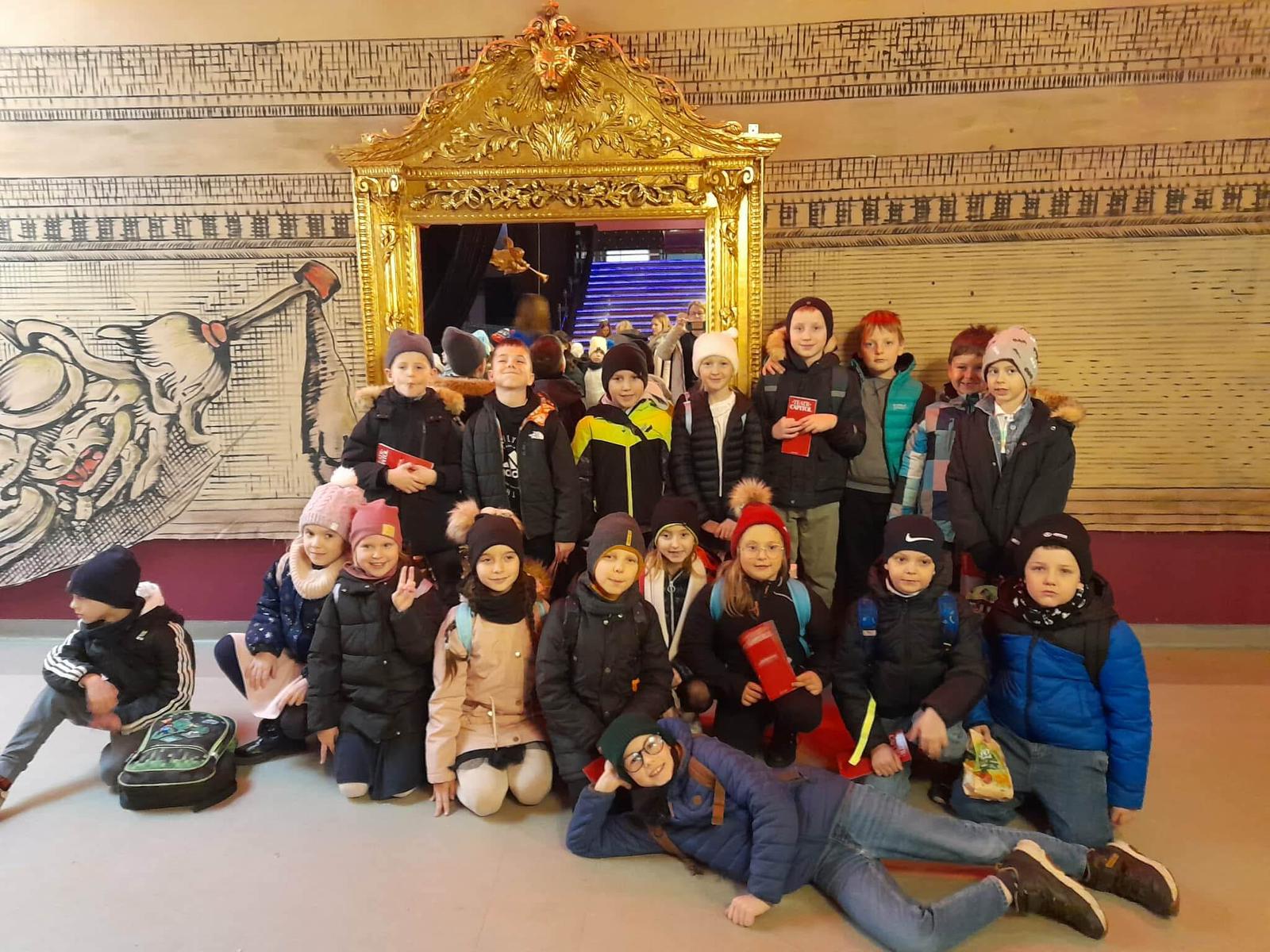 Ikona do artykułu: Wyjazd do teatru klas drugich.